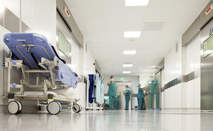 En urgencias los médicos trabajan durante horas sin descanso