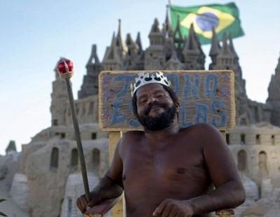 Lleva 22 años viviendo en un castillo de arena y se erige como 'El Rey de la playa'