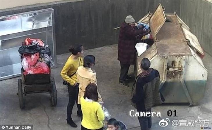 El momento en el que la señora saca a la niña del contenedor