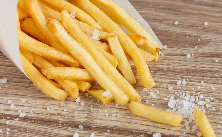 La gran cantidad de sal que contienen las patatas fritas produce daños en el sistema cardíaco