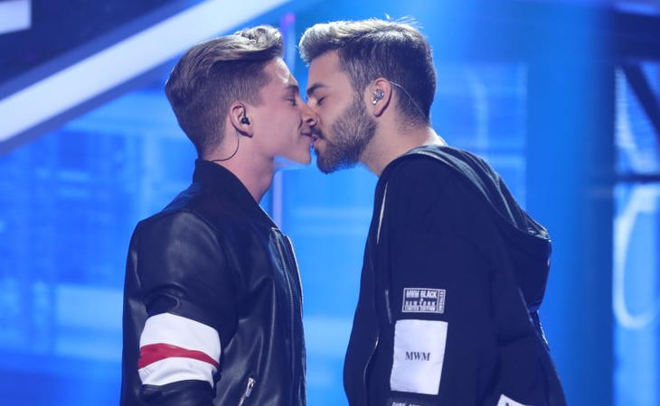 Raoul y Agoney se besaron sobre el escenario de 'OT 2017'