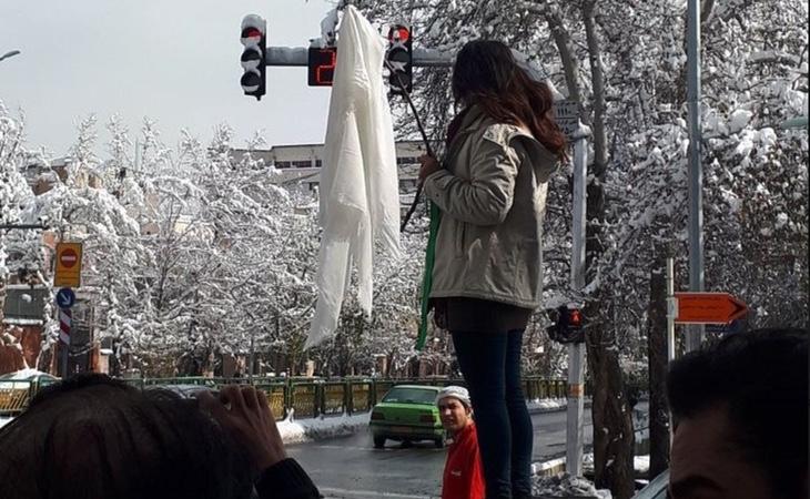 Vida Movahedi protestando de manera pacífica en la avenida Enghelab