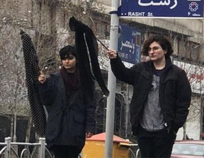Las mujeres iraníes desafían a los ayatolás quitándose el hijab