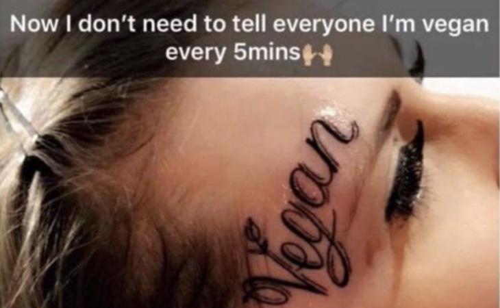 La joven presentó su tatuaje con humor