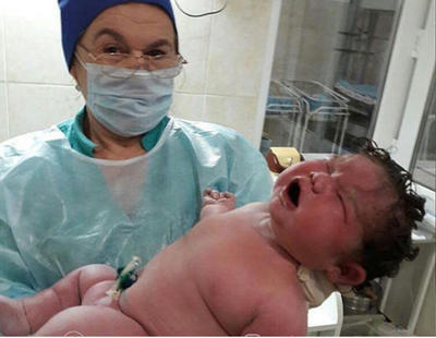 Una mujer de 52 años da a luz a un bebé de seis kilos sin epidural en Rusia