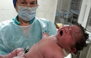 Una mujer de 52 años da a luz a un bebé de seis kilos sin epidural en Rusia