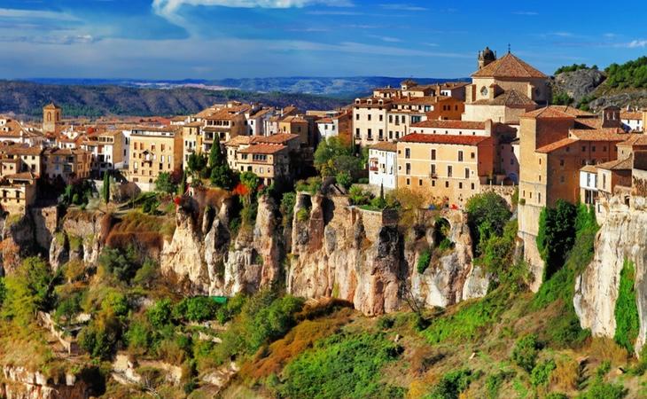 Esta ciudad amurallada se mezcla con el paisaje natural que le rodea