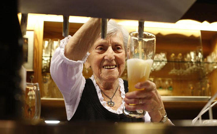 El alzheimer puede mitigarse con el consumo moderado de alcohol según los estudios