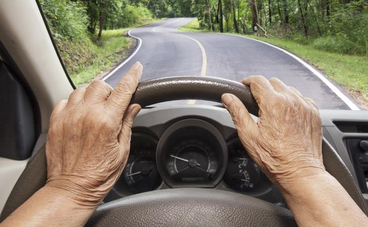 ¿Las personas mayores de 70 años tienen plenas facultades para estar en carretera?