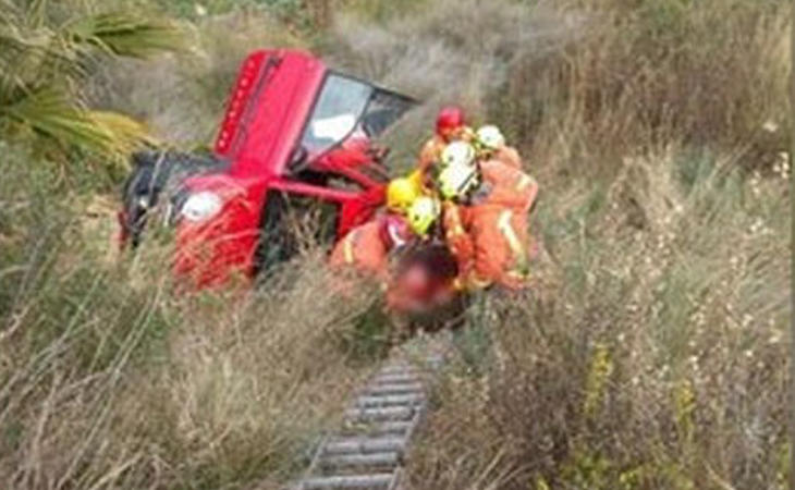 Trini siendo rescatada por los bomberos tras el accidente