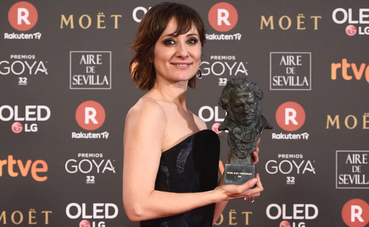 Nathalie Poza, Goya a Mejor Actriz Protagonista por 'No sé decir adiós', posa entre multitid de logos publicitarios