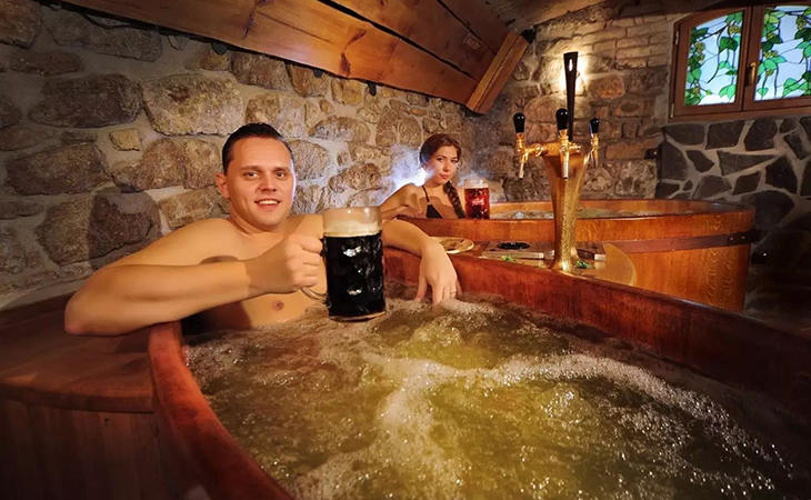 Podemos disfrutar de un relajante baño con una buena cerveza en la mano