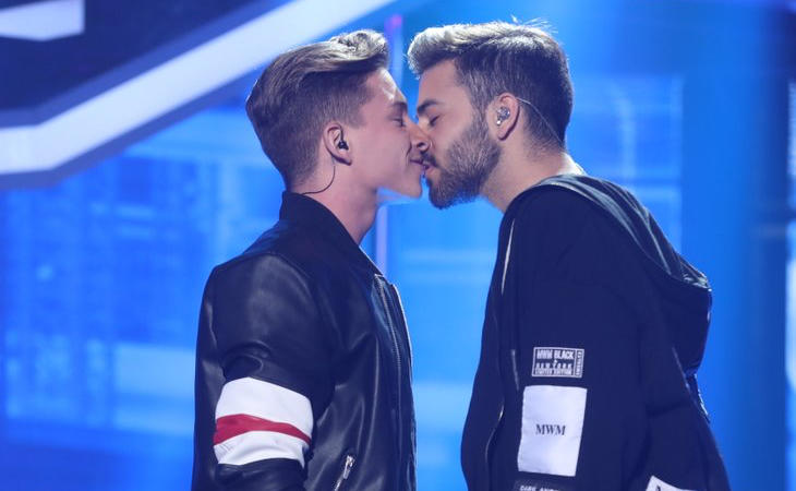Raoul y Agoney se besaron sobre el escenario de 'OT 2017'
