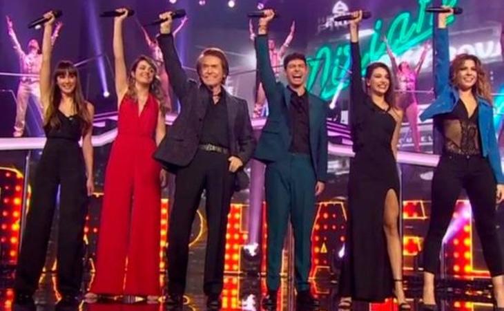 Los cinco finalistas cantaron junto con Rapahel