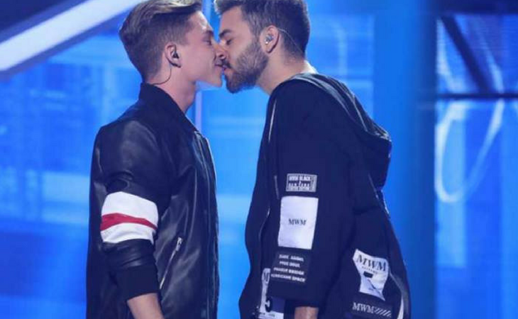 Momento del beso entre Raoul y Agoney