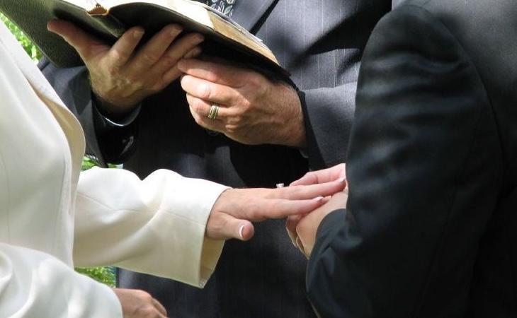 Quienes se hayan divorciado y quieran casarse por la iglesia han de pedir la nulidad matrimonial para poder hacerlo