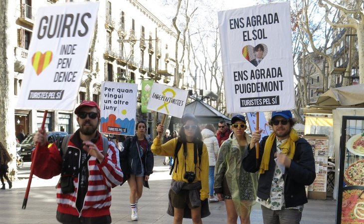 Los guiris independentistas se pasearon por los lugares más emblemáticos de Barcelona