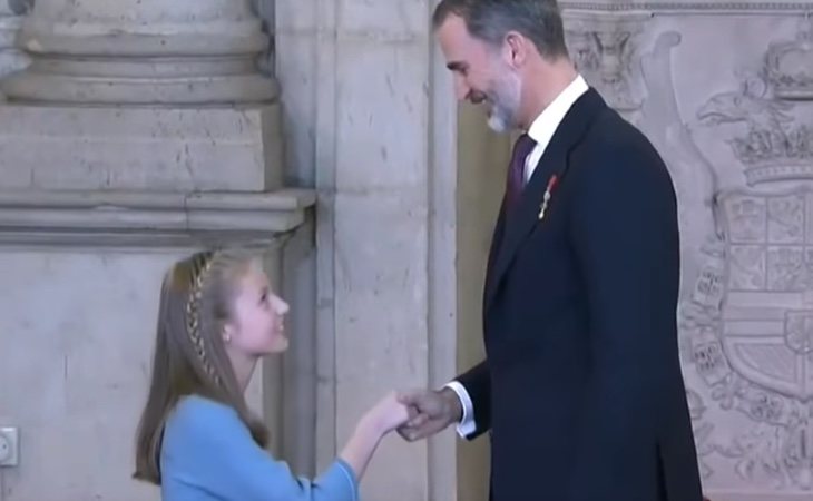 Leonor le hace una reverencia a su padre, el Rey Felipe VI