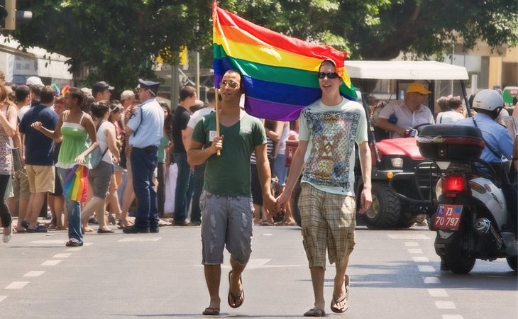 Ir al gimnasio o llevar barba, señales consideras como gays por parte del periódico malasio