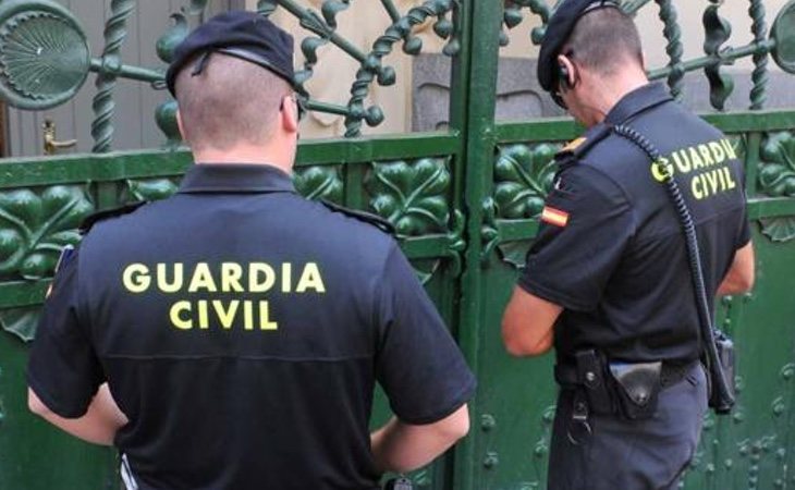 Los agentes detuvieron al hombre en cuanto su hijastra denunció los hechos