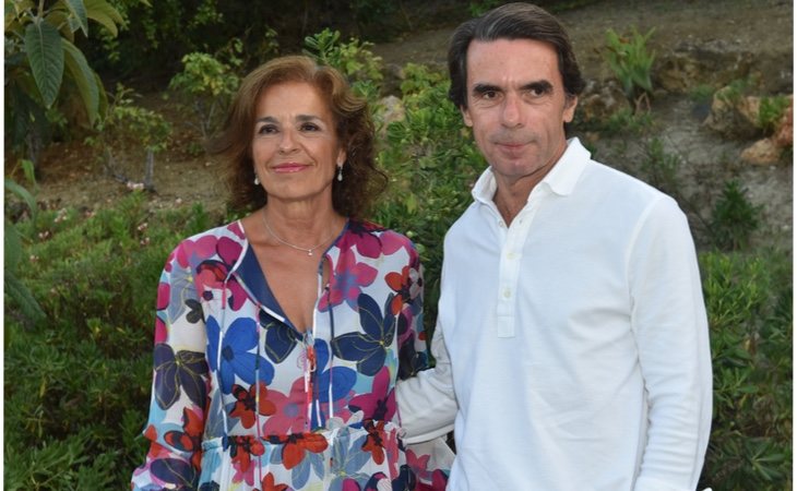 Es hermana de la ex alcaldesa de Madrid Ana Botella y por tanto cuñada de José María Aznar