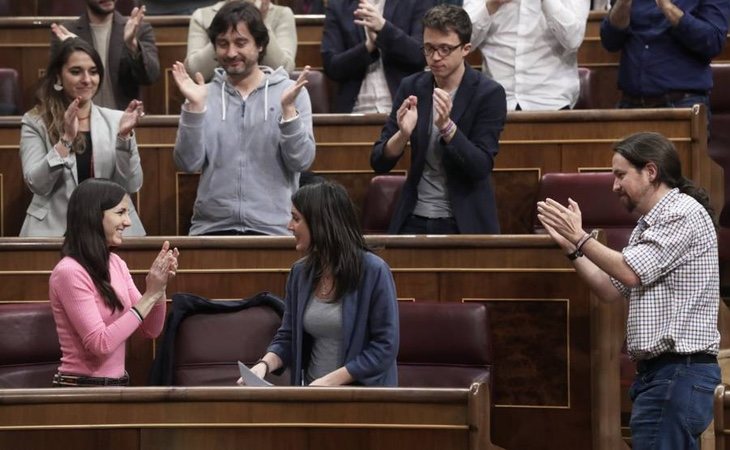 Los diputados de unidos Podemos aplauden a Irene Montero tras presentar la Proposición de Ley sobre igualdad retributiva. / Foto: Elpais.com