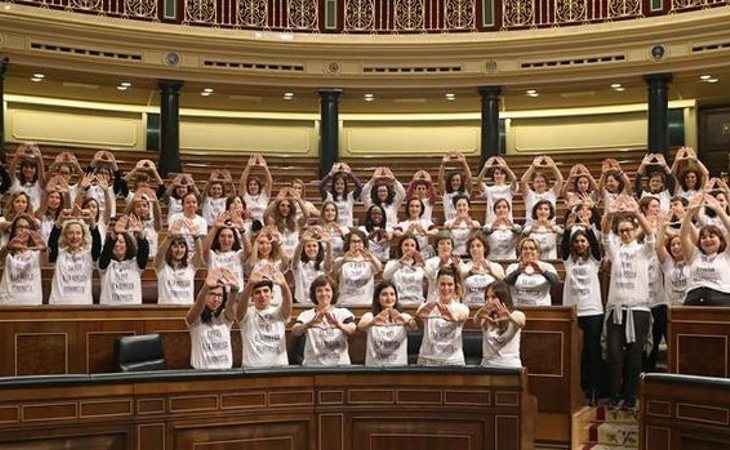 Las diputadas de Unidos Podemos han vestido una camiseta con la frase 