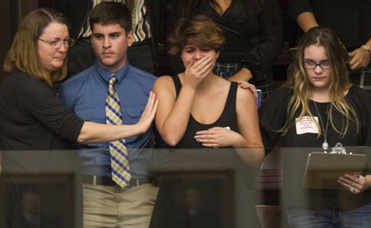 Un joven del Instituto Marjory Stoneman Douglas asiste con cara de incrédulo el rechazo de la ley