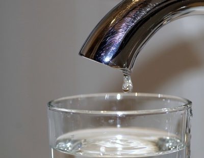 El agua con sabor a gasolina que está encendiendo todas las alarmas en Madrid