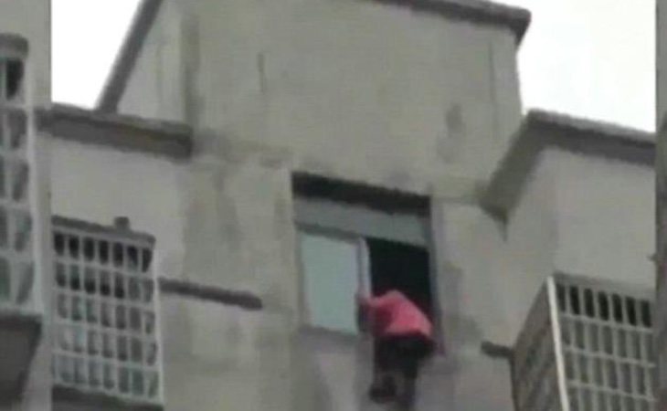 La joven se dispuso a tirarse del edificio ante la mirada de todos sus vecinos