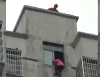 Una niña de 12 años se tira de un 15º piso agobiada por los deberes del colegio