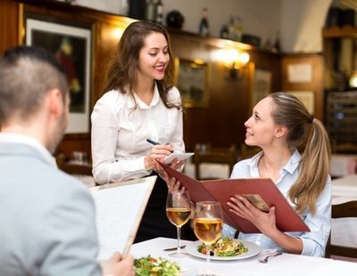 ¿Cómo puedo saber si un restaurante me está sirviendo comida precocinada a precio de oro?