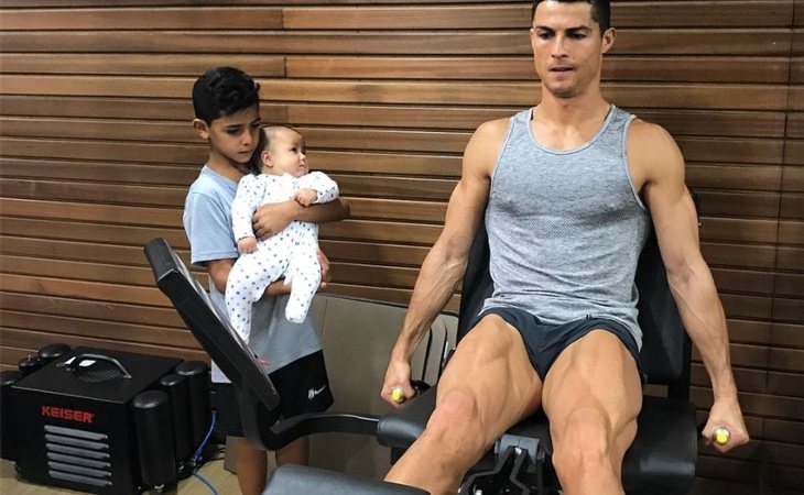Cristiano enseña a su hijo los ejercicios que realiza en el gimnasio