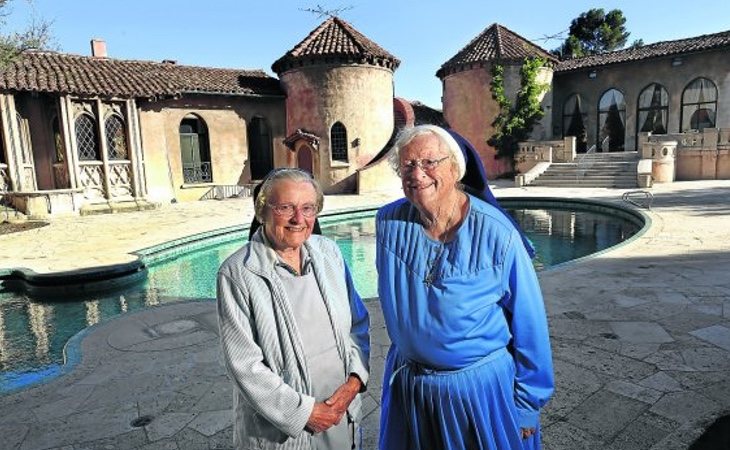 El grupo de religiosas, frente al convento de la discordia