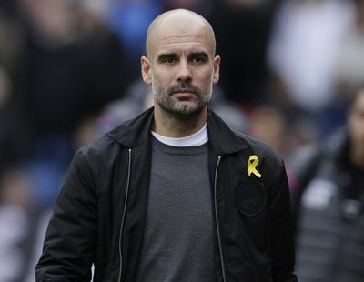 Pep Guardiola mantiene el lazo amarillo a pesar de la sanción de la Federación Inglesa