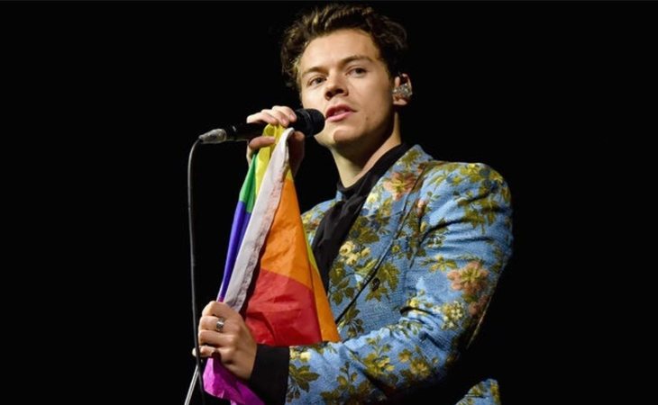 Harry Styles ha ondeado la bandera arcoiris en los conciertos 