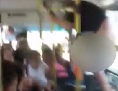 Se masturba en un autobús junto a una madre y sus hijos y termina escapando por la ventana