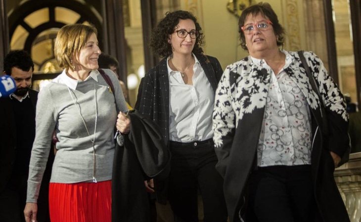 Carme Forcadell, Marta Rovira y Dolors Bassa abandonan el hemiciclo catalán