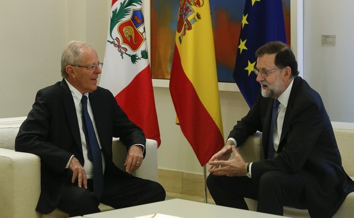 La corrupción se ha llevado por delante a Kuczynski; Rajoy sigue en pie