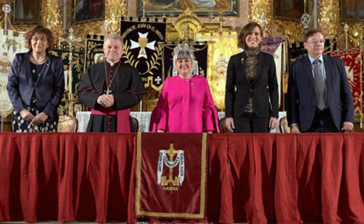 La madrina de la Semana Santa 2018, Paqui García, el Abad de Gandia, Ángel Saneugenio, la presidenta de la Junta Mayor de Hermandades, María José Martí, la alcaldesa de Gandia, Diana Morant, y el magistrado del Tribunal Supremo, Francisco Javier Orduña Moreno