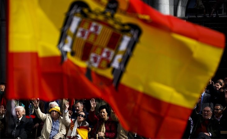 Llevar símbolos franquistas será considerado una falta grave