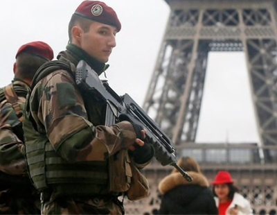 Un coche se lanza contra un grupo de militares al sur de Francia