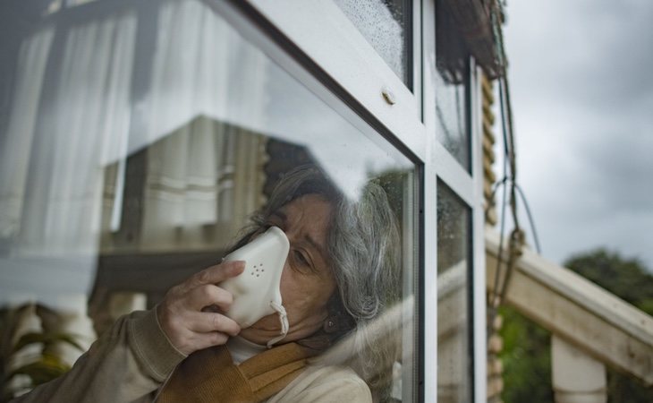 El inicio de la enfermedad que la mantiene aislada empezó con unas patatadas