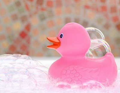 Un estudio científico alerta del peligro bacteriano de los patos de goma del baño