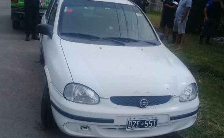 Fue una vecina la que detectó algo sospechoso en un Chevrolet Corsa blanco