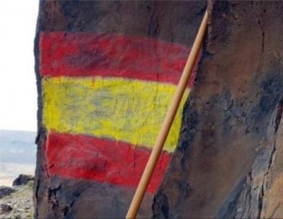 Pintan la bandera de España sobre unos grabados rupestres en Fuerteventura