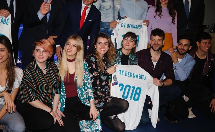 Los cantantes posaron con camisetas del Real Madrid