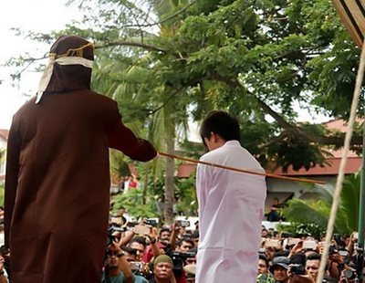 Cuatro personas detenidas en Indonesia por "practicar la homosexualidad" serán fustigadas en público