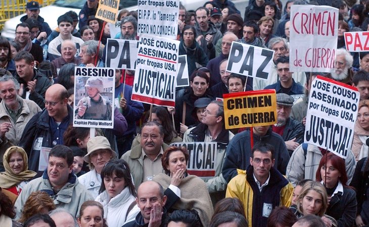 La gente se echó a la calle como protesta por la muerte de Couso