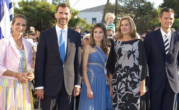 Don Felipe y Doña Letizia acompañados de la infanta Elena, la infanta Cristina e iñaki urdangarín en la boda del príncipe Nicolas y Blatnik en 2010